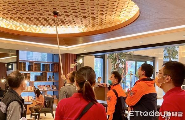 ▲台南市長黃偉哲指示相關局處，針對百貨賣場及工地進行工安及消防檢查，另要求轄內大型百貨、商場及量販店等業者，不得在未申報的情形下進行裝修施工。（圖／記者林東良翻攝，下同）