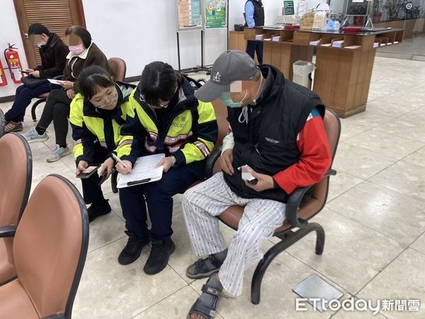 ▲警專生簡子芸在實習時也勸阻阿伯掉入愛情詐騙陷阱。（圖／中壢警分局提供）