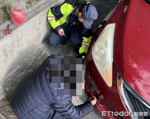 ▲民眾汽車保險桿脫落警方協助排除。（圖／記者楊漢聲翻攝）