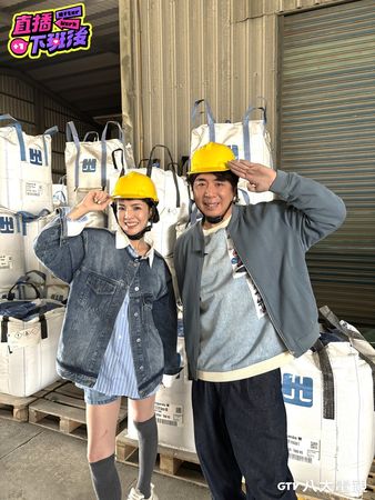 ▲八大電視《直播下班後》主持人梁赫群（圖左）、徐小可（圖右）搭檔主持。（圖／八大提供）