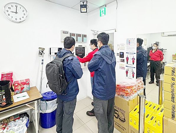 ▲針對台中百貨商場上午發生氣爆事件造成嚴重傷亡，桃市府下午由消防、建管與經發局等單位對轄區百貨商場進行聯合稽查。（圖／桃市消防局提供）