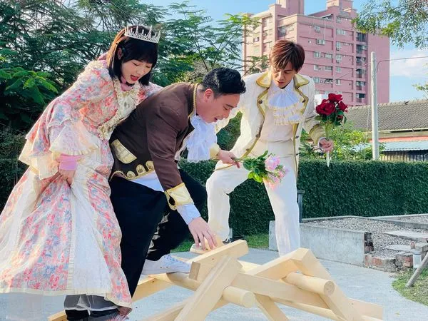 ▲籃籃(左起)吳尊與阿翔三人體驗搭橋。（圖／民視提供）