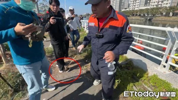▲專案小組10日持續於前鎮運河撈到一塊人體組織，為張婦的頭皮。（圖／記者陳宏瑞攝）