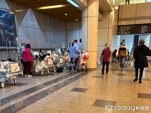 ▲▼台大醫院大廳，急診候床病患太多得至大廳等候，台大急診。（圖／ETtoday資料照）