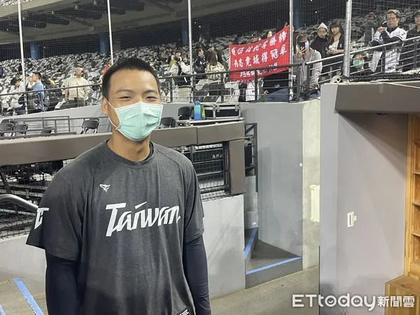 ▲▼有球迷為伍祐城準備生日祝福布條。（圖／記者楊舒帆攝）