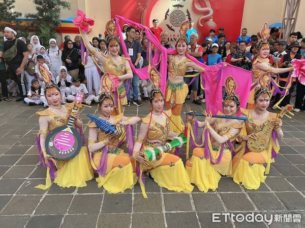 ▲台南安平天后宮神轎配合福德廟的活動，12日進行當地區域遶境，而隨行的西來庵的家將團及東方藝術團也一起出巡演出，吸引眾多當地民眾圍觀。（圖／記者林東良翻攝，下同）