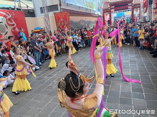 ▲台南安平天后宮神轎配合福德廟的活動，12日進行當地區域遶境，而隨行的西來庵的家將團及東方藝術團也一起出巡演出，吸引眾多當地民眾圍觀。（圖／記者林東良翻攝，下同）