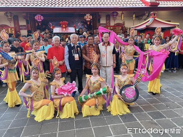 ▲台南安平天后宮神轎配合福德廟的活動，12日進行當地區域遶境，而隨行的西來庵的家將團及東方藝術團也一起出巡演出，吸引眾多當地民眾圍觀。（圖／記者林東良翻攝，下同）