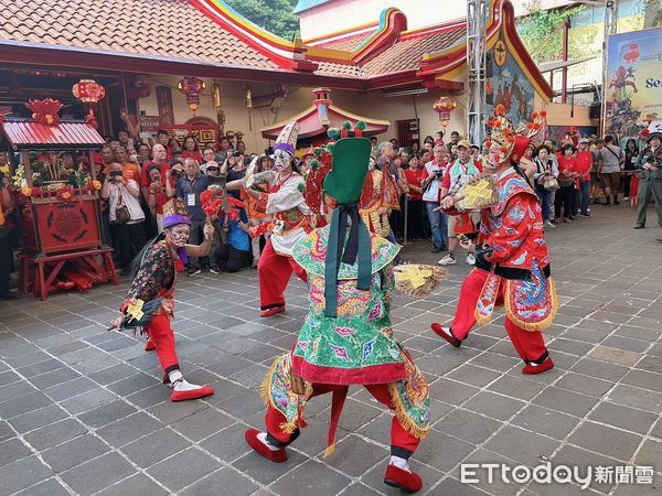 ▲台南安平天后宮神轎配合福德廟的活動，12日進行當地區域遶境，而隨行的西來庵的家將團及東方藝術團也一起出巡演出，吸引眾多當地民眾圍觀。（圖／記者林東良翻攝，下同）