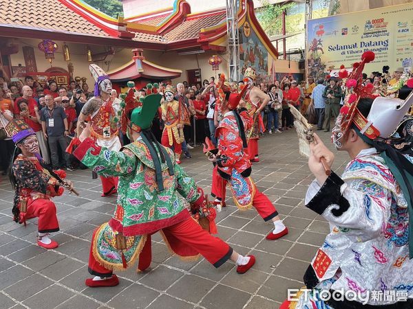 ▲台南安平天后宮神轎配合福德廟的活動，12日進行當地區域遶境，而隨行的西來庵的家將團及東方藝術團也一起出巡演出，吸引眾多當地民眾圍觀。（圖／記者林東良翻攝，下同）