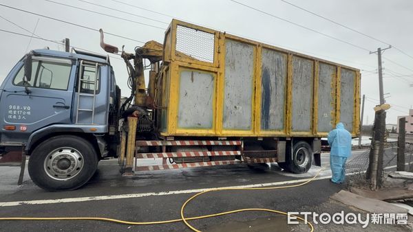 ▲二林鎮1處鵪鶉場感染禽流感防疫人員前往撲殺並消毒。（圖／彰化動防所提供，以下同）