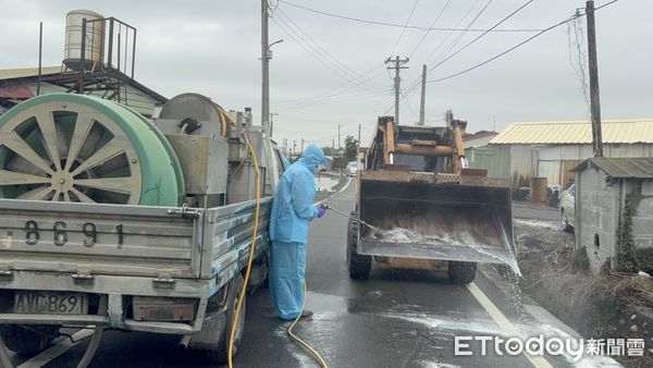 ▲二林鎮1處鵪鶉場感染禽流感防疫人員前往撲殺並消毒。（圖／彰化動防所提供，以下同）