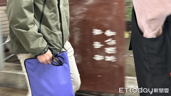 ▲▼快訊／新光三越氣爆4死！檢相驗33歲死者　家屬崩潰難安撫。（圖／記者許權毅攝）