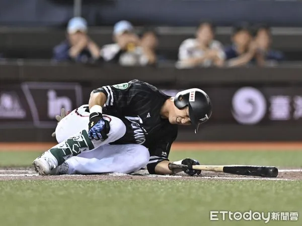 ▲▼ 台韓交流賽，陳文杰觸身球傷退。（圖／記者李毓康攝）