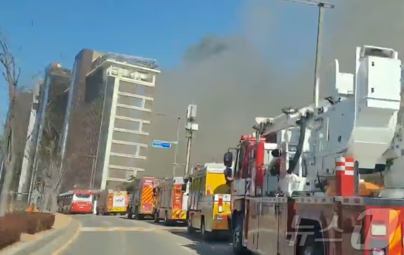 ▲▼南韓釜山市機張郡一棟興建中的飯店14日發生大火。（圖／釜山消防災難本部）