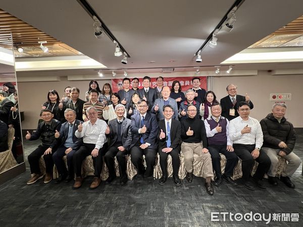 ▲前排左四起港局局長葉協隆；海研會理事長桑國忠、航政司司長韓振華等與會貴賓大合照。（圖／記者張佩芬攝）