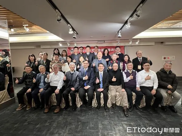 ▲前排左四起港局局長葉協隆；海研會理事長桑國忠、航政司司長韓振華等與會貴賓大合照。（圖／記者張佩芬攝）