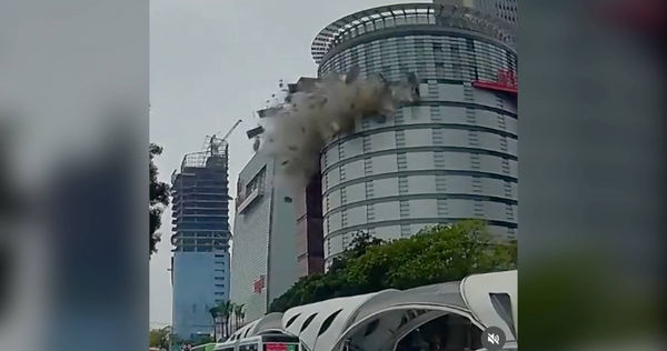 台中新光三越氣爆瞬間。（圖／翻攝臉書）