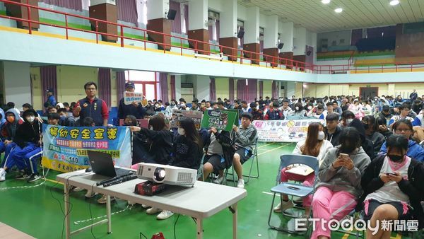 ▲東港警分局在東海水產學校進行交安及反詐騙宣導            。（圖／記者陳崑福翻攝）