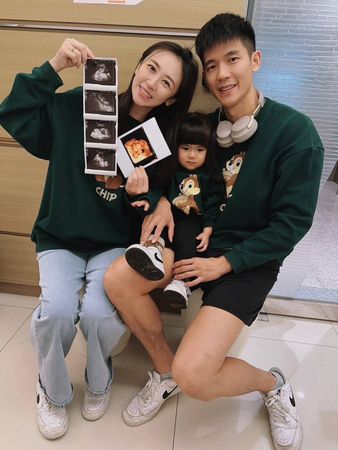 ▲蔡小潔一家開心宣布要有弟弟了。（圖／紅心字會提供）