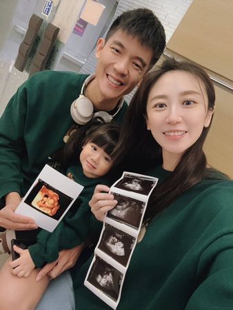 ▲蔡小潔一家開心宣布要有弟弟了。（圖／紅心字會提供）