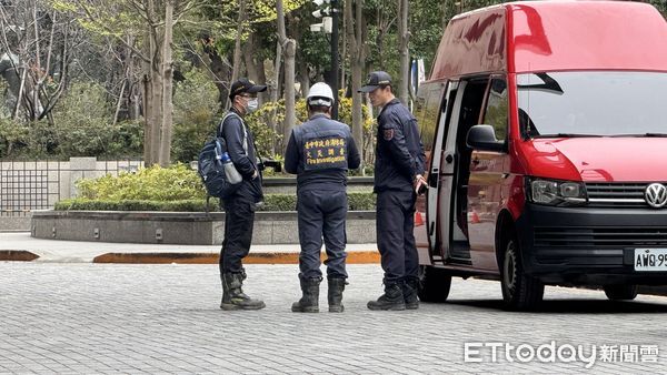 ▲▼             警消重回新光三越氣爆現場調查。（圖／記者陳以昇攝，下同）
