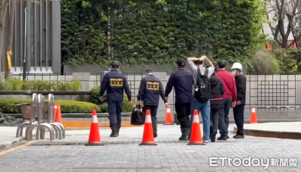 ▲▼             警消重回新光三越氣爆現場調查。（圖／記者陳以昇攝，下同）