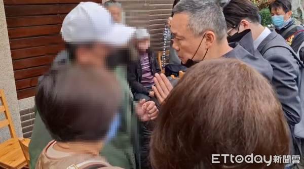 ▲▼             新光三越氣爆，死者23歲林姓女樓管父母、大姑抵達殯儀館。（圖／記者陸運陞攝，下同）