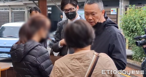 ▲▼             新光三越氣爆，死者23歲林姓女樓管父母、大姑抵達殯儀館。（圖／記者陸運陞攝，下同）