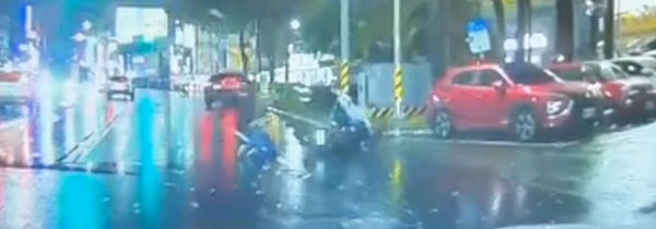 ▲25歲謝姓機車騎士騎車行經府前路口時，疑未減速禮讓，撞上走行人穿越道之47歲王姓行人，雙方均有受傷，警方將依法告發。（圖／翻攝自社會事新聞影音，下同）