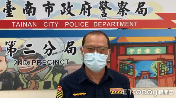 ▲台南市警二分局交通分隊小隊長郭明道指出，謝姓機車騎士行近行人穿越道不暫停讓行人先行通過，因而肇事致人受傷，可處新台幣7200元以上3萬6000元以下罰鍰及吊扣駕駛執照1年。（圖／記者林東良翻攝，下同）