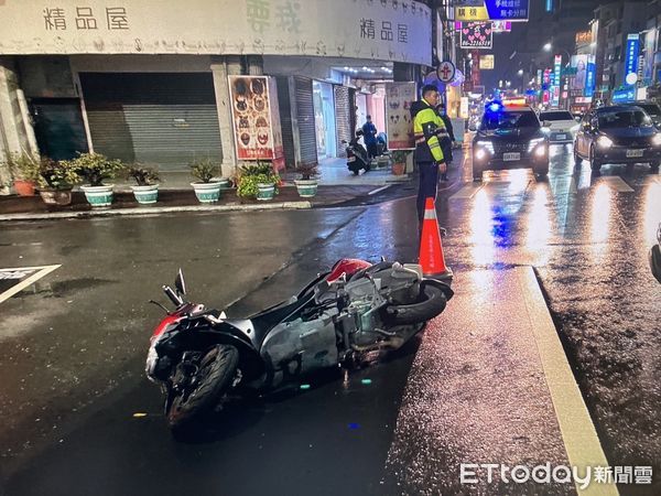 ▲台南市警二分局交通分隊小隊長郭明道指出，謝姓機車騎士行近行人穿越道不暫停讓行人先行通過，因而肇事致人受傷，可處新台幣7200元以上3萬6000元以下罰鍰及吊扣駕駛執照1年。（圖／記者林東良翻攝，下同）