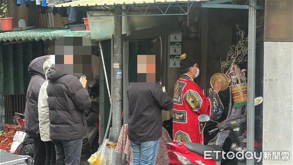 ▲▼ 遭碎屍魔殘忍「剪刀分屍」　張婦家屬帶法師現場招魂。（圖／記者陳宏瑞攝）