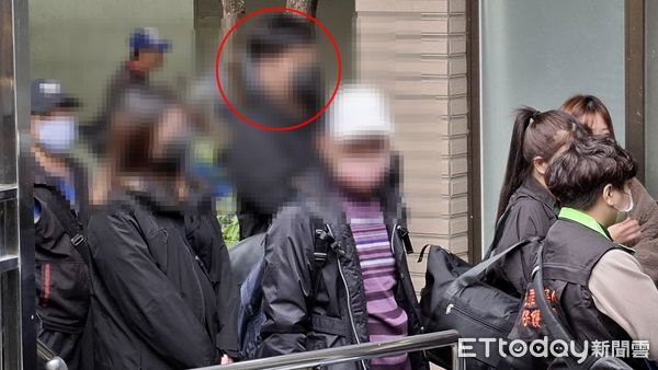 ▲▼             23歲女樓管相驗，男友在情人節這天也到場協助處理後事。（圖／記者陸運陞攝，下同）