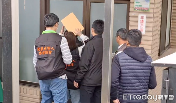 ▲▼             23歲女樓管相驗，男友在情人節這天也到場協助處理後事。（圖／記者陸運陞攝，下同）