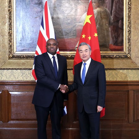 ▲▼大陸外長王毅與英國外交大臣拉米見面。（圖／翻攝自大陸外交部官網）