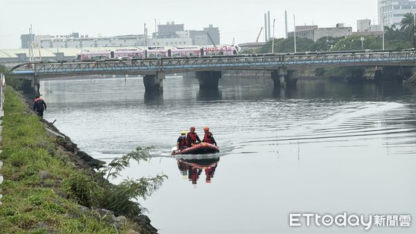 ▲▼ 打撈第9天！3婦屍塊恐飄散高雄港區　警擴大搜索範圍 。（圖／記者吳世龍攝）
