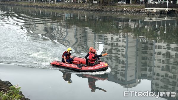 ▲▼ 打撈第9天！3婦屍塊恐飄散高雄港區　警擴大搜索範圍 。（圖／記者吳世龍攝）