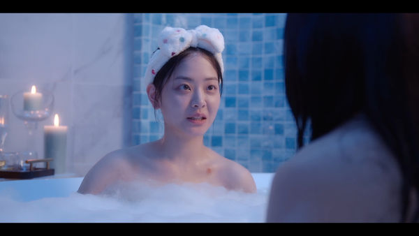 ▲▼惠利從影最大尺度！裸上半身「大膽女女激吻」　韓網嚇歪：哇是18禁。（圖／翻攝自愛奇藝國際站）
