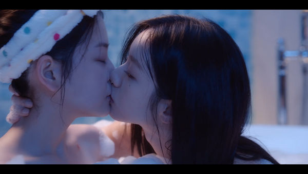 ▲▼惠利從影最大尺度！裸上半身「大膽女女激吻」　韓網嚇歪：哇是18禁。（圖／翻攝自愛奇藝國際站）