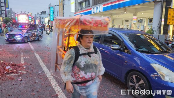 ▲台東元善堂以「揹轎」首徒元宵。（圖／記者楊漢聲翻攝）