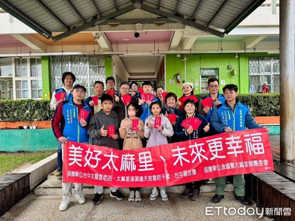 ▲救國團攜手愛心人士發放關懷獎學金。（圖／記者楊漢聲翻攝）