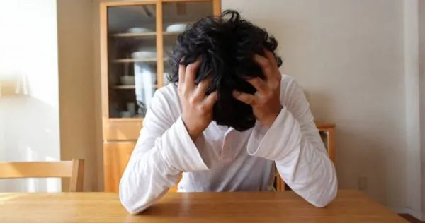 醫師示警，平常看似最能撐、最穩的「厲害的人」，反而是健康拉警報的高風險群。（示意圖／翻攝自photoAC）