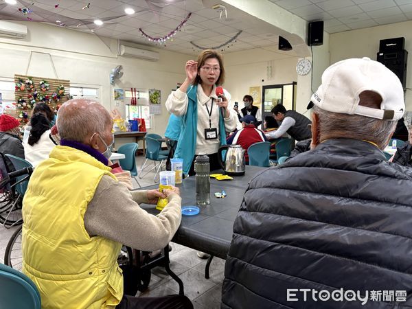 ▲▼營養師團隊走訪社區文健站，為長者講解營養不良的風險及正確補充蛋白質、維生素的重要性。（圖／門諾醫院提供，下同）