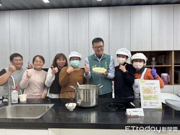 ▲台南市教育局特編製《台南市幼稚園餐點建議食譜》，收錄176道專為幼兒量身設計的點心食譜，14日在崇學國小正式辦理發布會。（圖／記者林東良翻攝，下同）