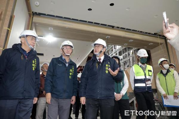 ▲台南市政府啟動跨局處巡查抽檢，市長黃偉哲親率工務局、勞工局、消防局前往新光三越百貨台南新天地，了解正在整修裝潢之商場櫃位及商場空間施作工程，確保公共安全。（圖／記者林東良翻攝，下同）