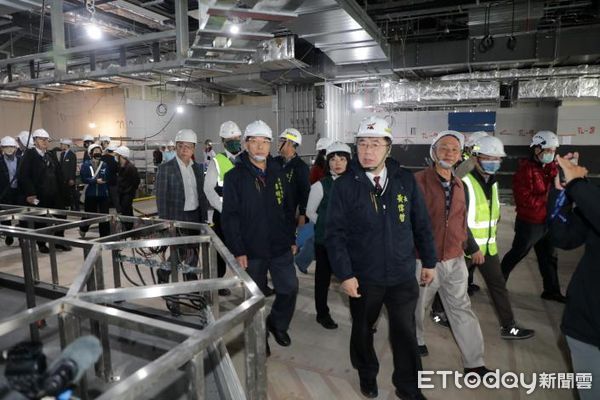 ▲台南市政府啟動跨局處巡查抽檢，市長黃偉哲親率工務局、勞工局、消防局前往新光三越百貨台南新天地，了解正在整修裝潢之商場櫃位及商場空間施作工程，確保公共安全。（圖／記者林東良翻攝，下同）