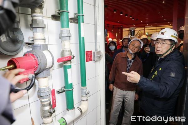 ▲台南市政府啟動跨局處巡查抽檢，市長黃偉哲親率工務局、勞工局、消防局前往新光三越百貨台南新天地，了解正在整修裝潢之商場櫃位及商場空間施作工程，確保公共安全。（圖／記者林東良翻攝，下同）