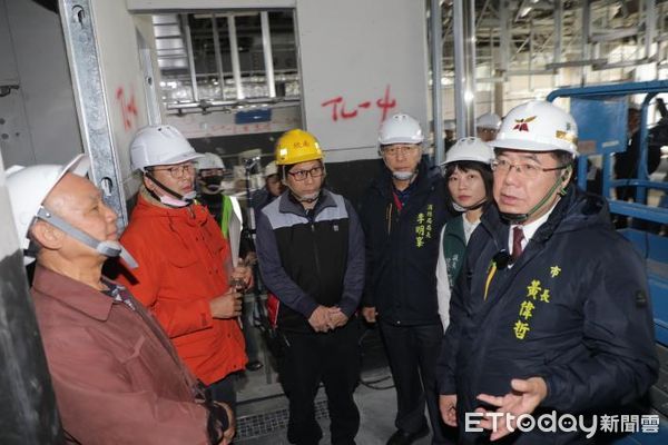 ▲台南市政府啟動跨局處巡查抽檢，市長黃偉哲親率工務局、勞工局、消防局前往新光三越百貨台南新天地，了解正在整修裝潢之商場櫃位及商場空間施作工程，確保公共安全。（圖／記者林東良翻攝，下同）