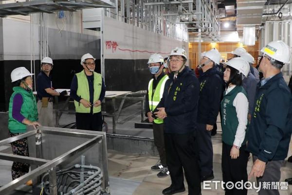▲台南市政府啟動跨局處巡查抽檢，市長黃偉哲親率工務局、勞工局、消防局前往新光三越百貨台南新天地，了解正在整修裝潢之商場櫃位及商場空間施作工程，確保公共安全。（圖／記者林東良翻攝，下同）